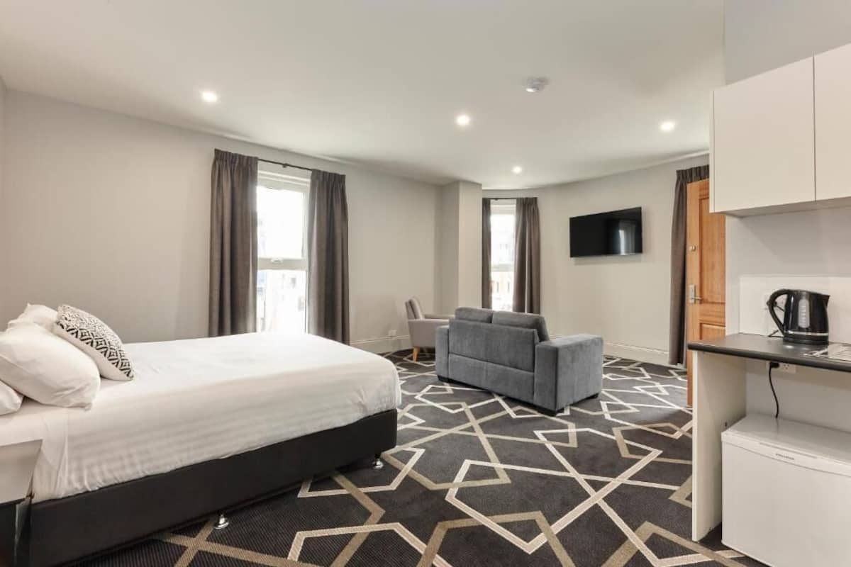 Deluxe Double Room, 1 Queen Bed | Premium bedding, pillowtop beds, iron/ironing board, free WiFi