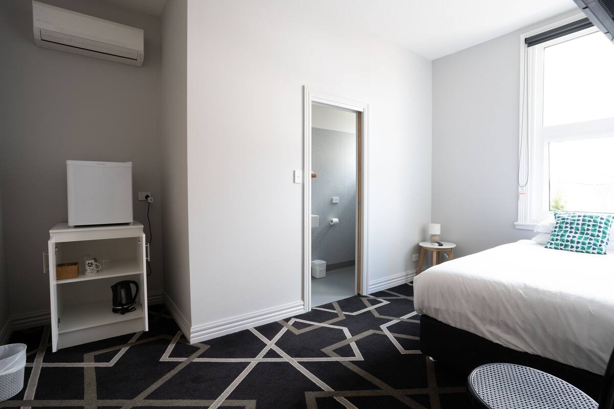 Standard Single Room | Premium bedding, pillowtop beds, iron/ironing board (on request)