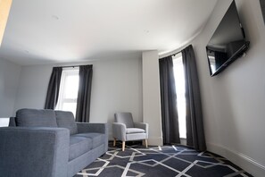 Kahden hengen deluxe-huone, 1 keskisuuri parisänky | Oleskelualue | Älytelevisio, Netflix, suoratoistopalvelut