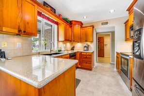 Fridge, microwave, oven, stovetop - Dog-friendly, golf course adjacent home with a pool, hot tub, & fitness center (Mesa)