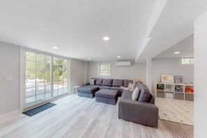 Televisión, chimenea y libros 