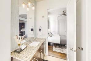 1 bedroom, iron/ironing board, free internet, bed sheets - Chic loft near downtown & Music Row with washer/dryer, central AC, & fast WiFi (Nashville)