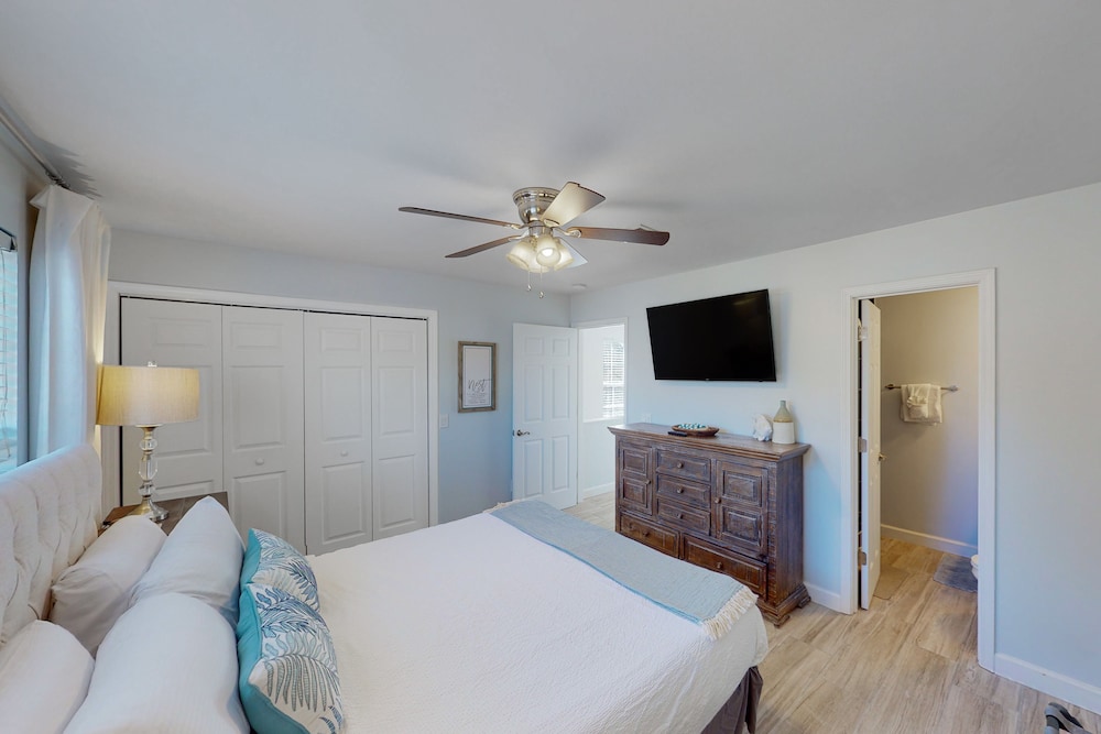 Dogfriendly townhouse near the beach with outdoor pool, water views, & AC Miramar Beach Vrbo