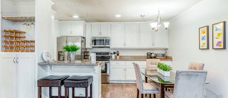 冷蔵庫、電子レンジ、オーブン、コンロ