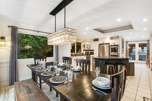 Extraordinary home w/ a hot tub, fireplace, game room, pool table - ocean views