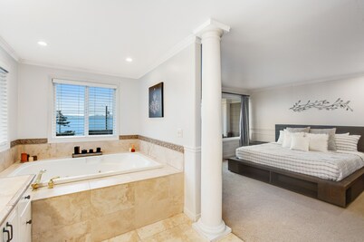Extraordinary home w/ a hot tub, fireplace, game room, pool table - ocean views