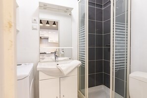 Dusche, kostenlose Toilettenartikel, Handtücher