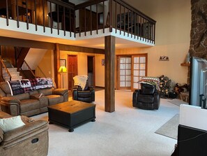 Smart TV, caminetto, videogiochi, tavolo da calcetto