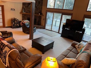 智能电视、壁炉、电子游戏、桌上足球