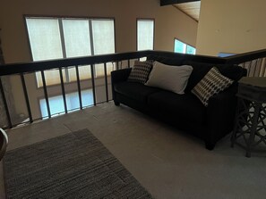 智能电视、壁炉、电子游戏、桌上足球