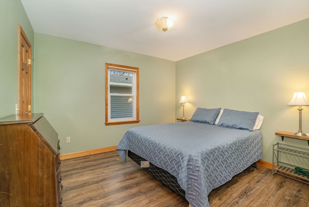 NEW 2023 PetFriendly Ranch near Downtown Manistee Abritel