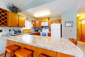 Fridge, oven, stovetop, dishwasher