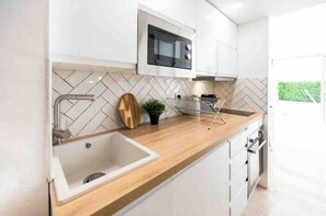 Fridge, oven, stovetop, electric kettle