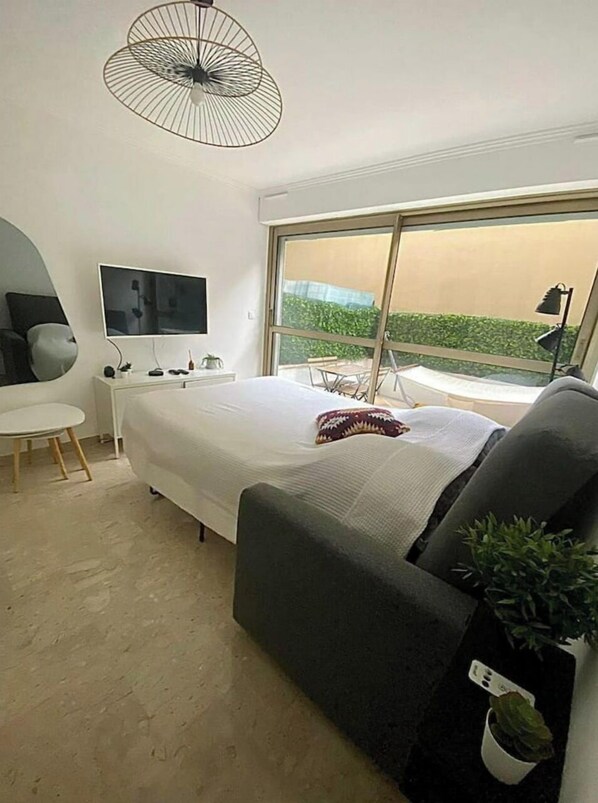 1 chambre, fer et planche à repasser