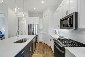 Refrigerador, microondas, horno y parrilla de estufa