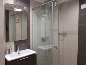 Shower, hair dryer, bidet, towels - Bay view Modern Apartment (Albufeira)