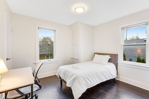 7 bedrooms, desk, WiFi, bed sheets