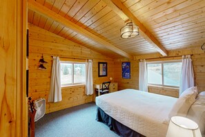 3 عدّة غرف نوم وخدمة الإنترنت وملاءات أسرّة