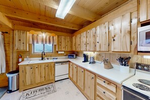 ثلاجة، ميكروويف، فرن، موقد طهي مسطح