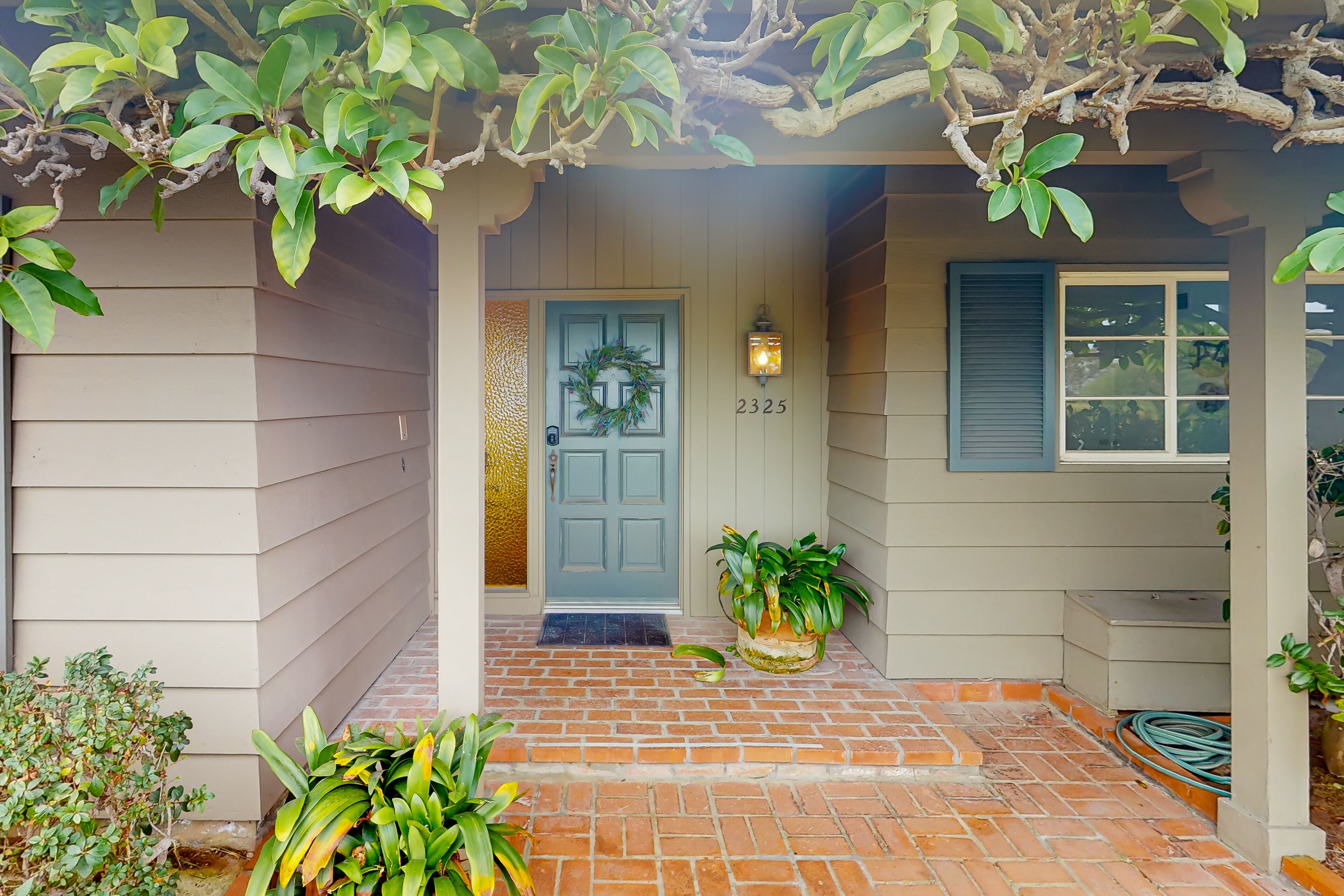 Charming stay with beautiful views, enclosed yard, fireplace, and private W/D