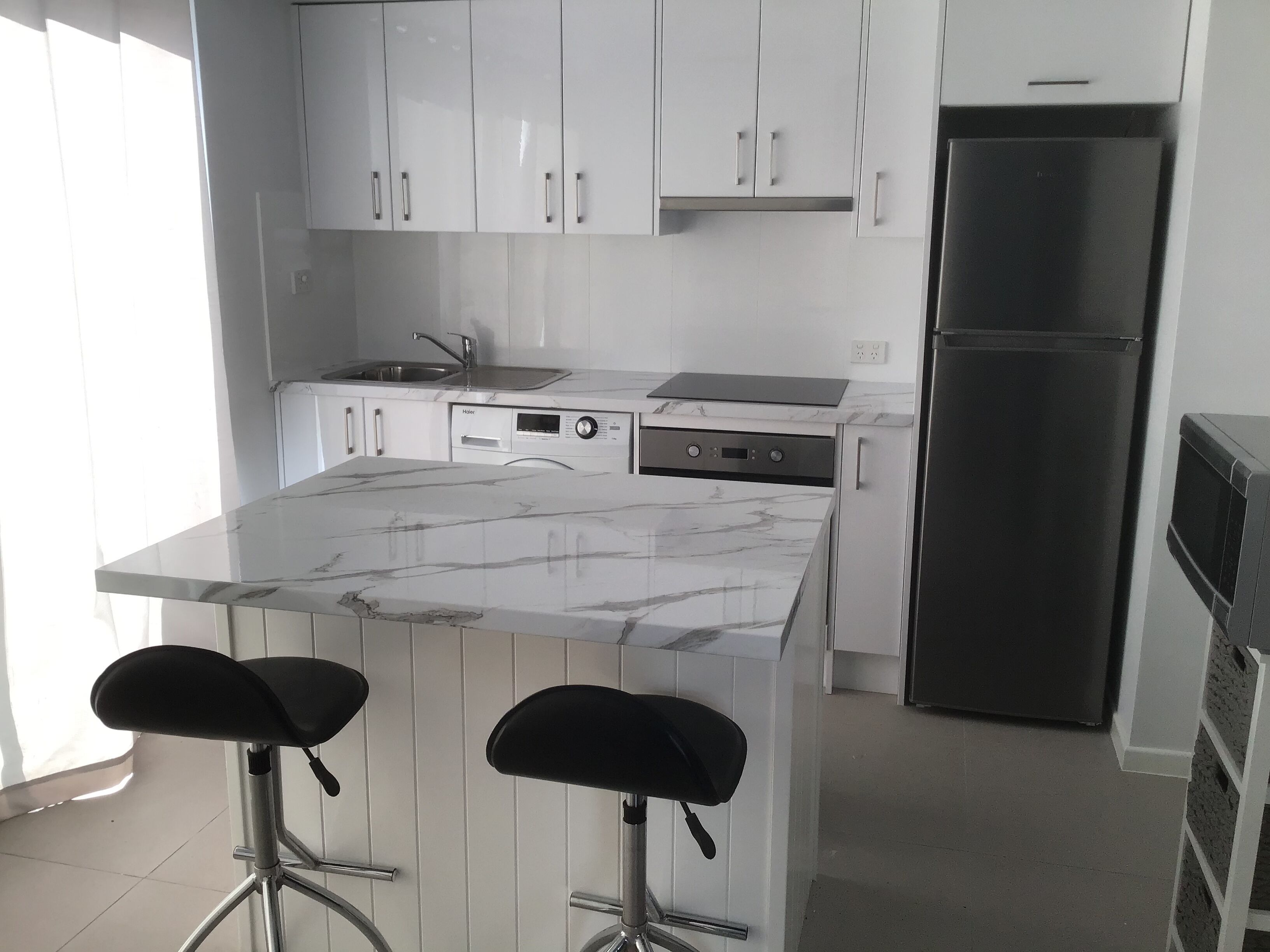 Microondas, utensilios de cocina y comedor 