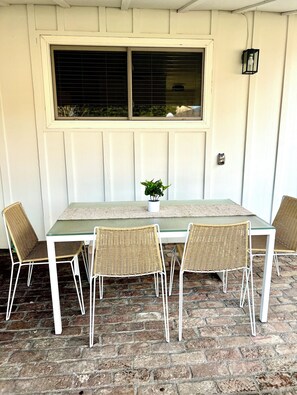 Outdoor dining - The Nook - Cozy Farm Style Bungalow (Napa)