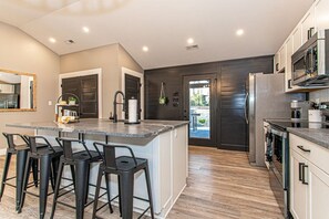 Refrigerador, microondas, horno, placa de cocina