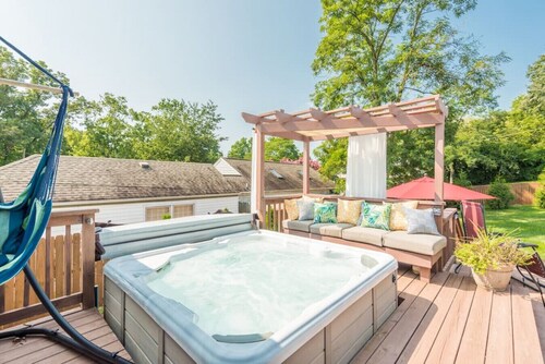 TINY HOUSE · New Studio! Foam Bed, Hot Tub, Close to Downtown!