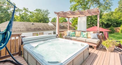 TINY HOUSE · New Studio! Foam Bed, Hot Tub, Close to Downtown!