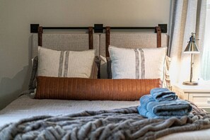 2 bedrooms, desk, iron/ironing board, WiFi