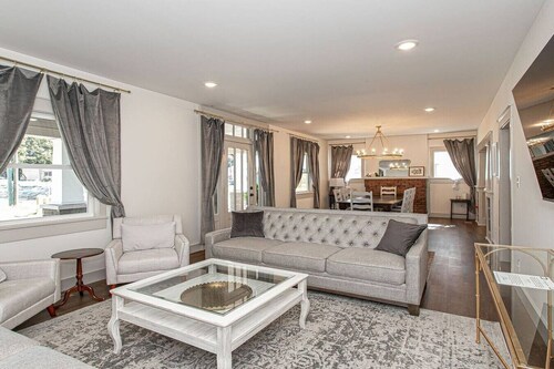 5BR Happy Holler Home >3 min to Downtown + Deck