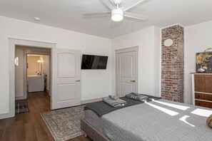 5 habitaciones, escritorio, tabla de planchar con plancha y wifi