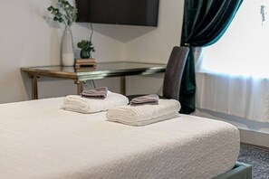 5 bedrooms, desk, iron/ironing board, WiFi