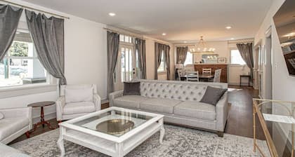 5BR Happy Holler Home >3 min to Downtown + Deck