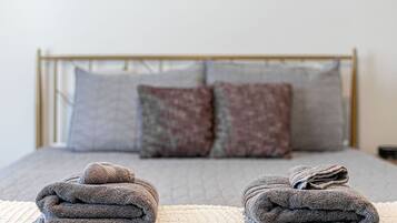 5 habitaciones, escritorio, tabla de planchar con plancha y wifi