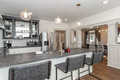 5BR Happy Holler Home >3 min to Downtown + Deck