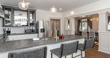 5BR Happy Holler Home >3 min to Downtown + Deck