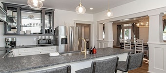 5BR Happy Holler Home >3 min to Downtown + Deck