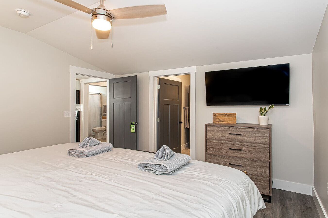 2 makuuhuonetta, silitysrauta/-lauta, Wi-Fi, vuodevaatteet