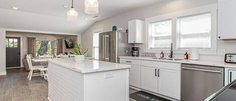 Kjøleskap, mikrobølgeovn, ovn og kokeplater