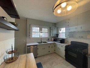 Een koelkast, een microgolfoven, een oven, een vaatwasser