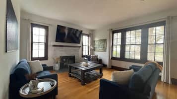TV, fireplace