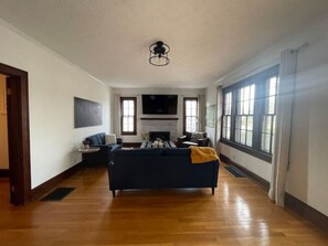 Televisión, chimenea