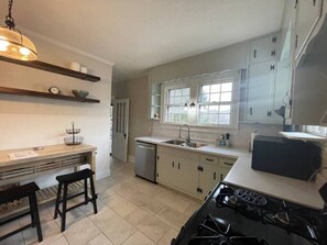 Réfrigérateur, micro-ondes, four, lave-vaisselle