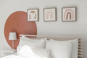 4 slaapkamers, een bureau, een strijkplank/strijkijzer, wifi