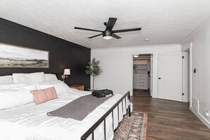 4 makuuhuonetta, työpöytä, silitysrauta/-lauta, Wi-Fi