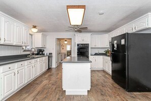 Frigorífic, microones, forn i placa de cuina 