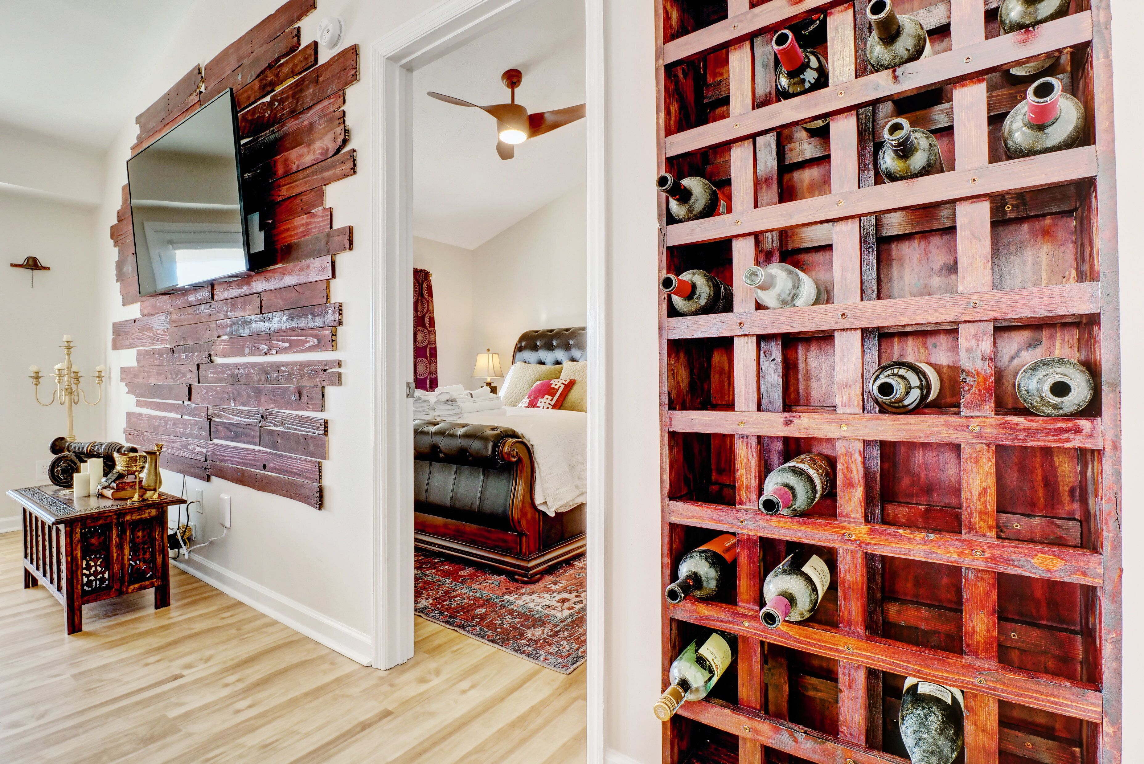 6 slaapkamers, luxe beddengoed, een bureau, een strijkplank/strijkijzer