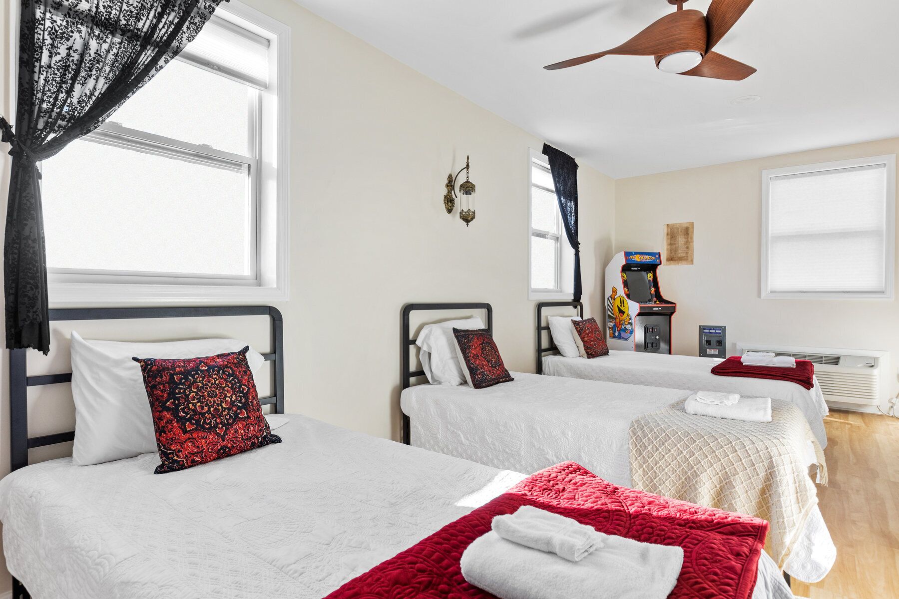 6 bedrooms, premium bedding, desk, iron/ironing board