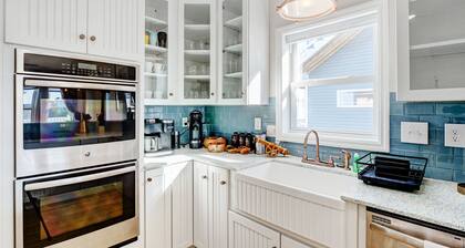 Bombastic Home ~Steps to Beach~Hot Tub~Game Room~Sleeps 13!